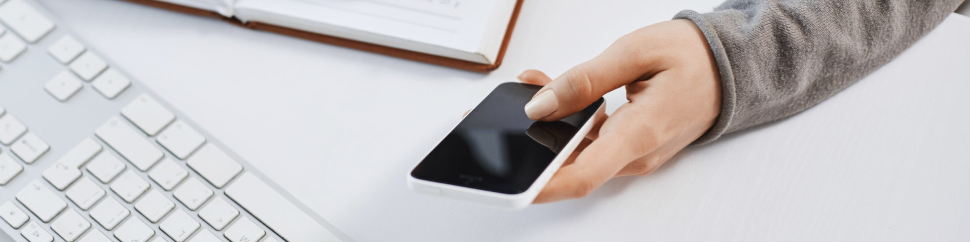 Smartphone et clavier blanc