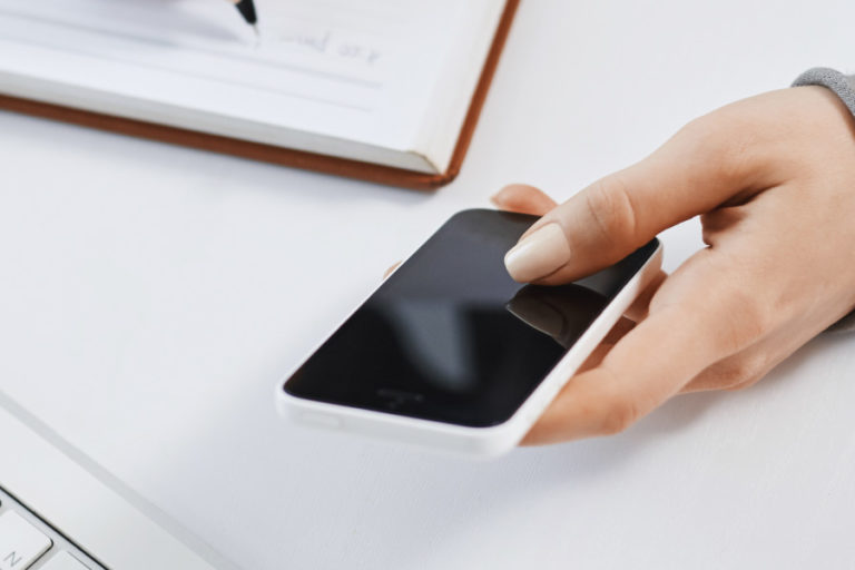 Smartphone et clavier blanc